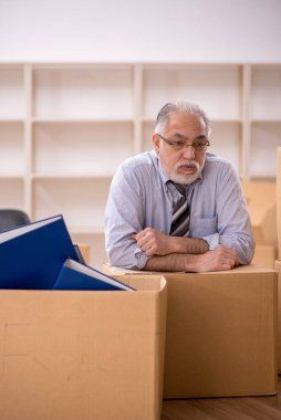 Ofis taşıma konseptinde eski bir işadamı