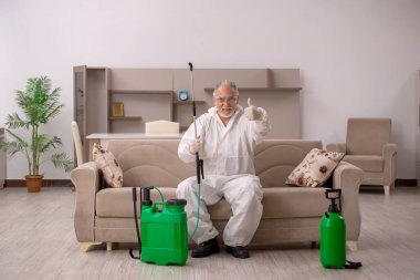 Yaşlı müteahhit evde haşere kontrolü yapıyor.