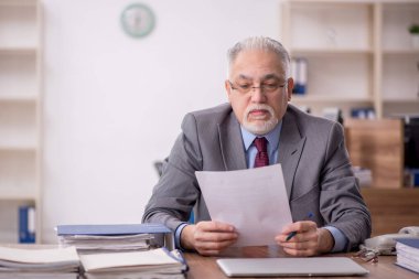 İş yerinde çalışan eski patron.