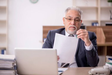 İş yerinde çalışan eski patron.