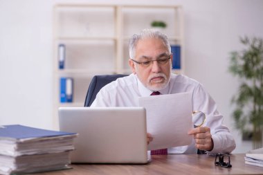 Eski bir işadamı ve ofiste çok fazla iş var.