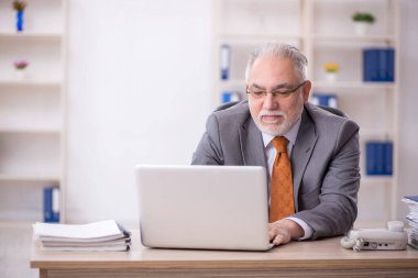 İş yerinde çalışan eski bir işadamı