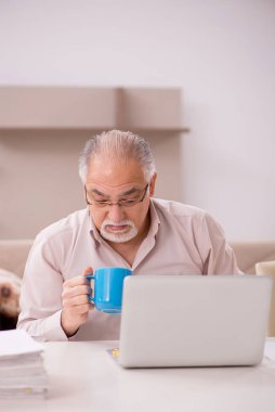 Salgın sırasında evde çalışan eski bir patron.