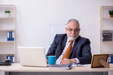 Eski bir işadamı karısını iş yerinde kaybetmiş.