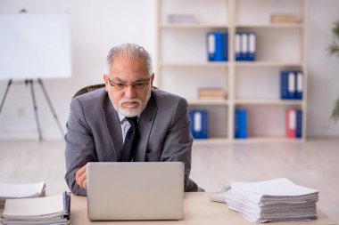 Ofiste çalışan eski bir işadamı.