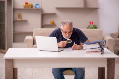 Yaşlı adam salgın sırasında evden çalışıyor.