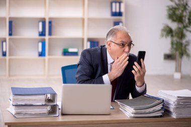 Ofiste çalışan eski bir işadamı.