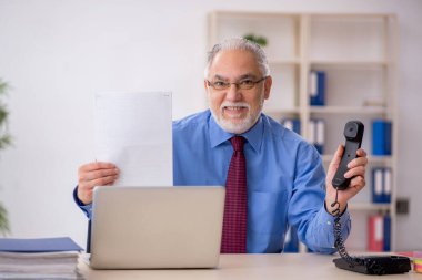 İş yerinde çalışan eski bir işadamı