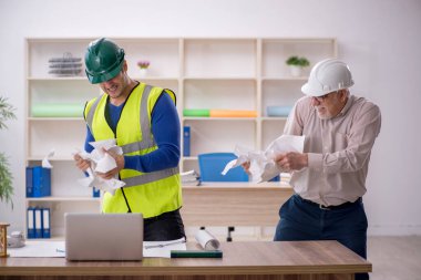 İki mimar proje üzerinde çalışıyor.