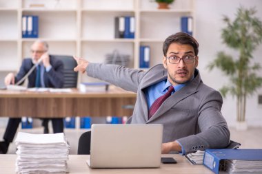 İş yerinde çalışan iki erkek arkadaş.