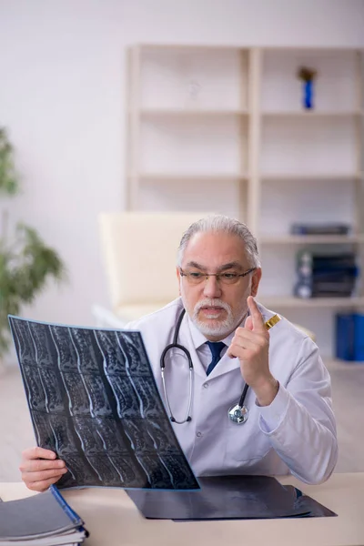 Hastanede Çalışan Yaşlı Bir Radyoloji Uzmanı — Stok fotoğraf