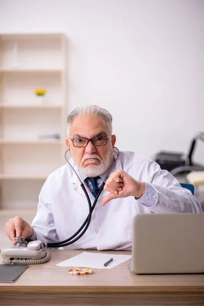 Médico Velho Que Trabalha Clínica — Fotografia de Stock