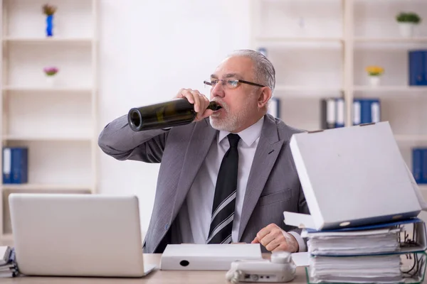 Viejo Empleado Bebiendo Alcohol Lugar Trabajo — Foto de Stock