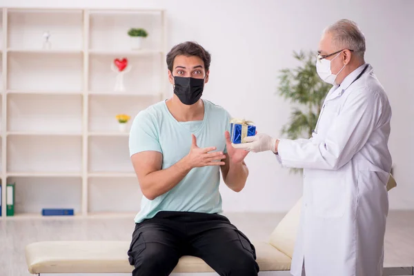 Old Male Doctor Giving Giftbox Young Patient — Stock Photo, Image