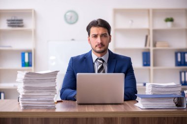 Genç işadamı işyerinde aşırı çalışmaktan memnun değil.