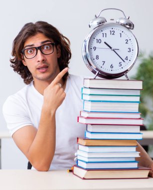 Sınıfta oturan genç erkek öğrenci.