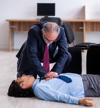 Ofiste kalp krizi geçiren erkek çalışan.