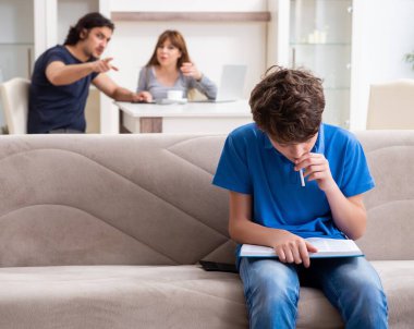 Reşit olmayan bir çocuğun ve ailenin sigara içmesi.