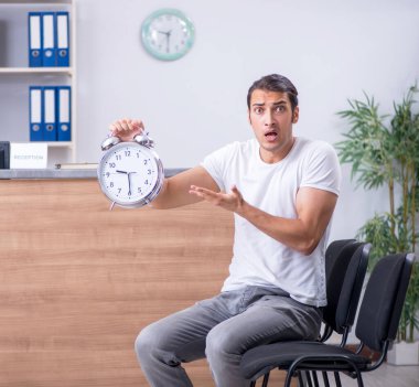 Klinik resepsiyon masası ve genç hasta