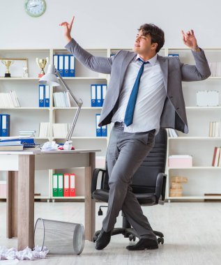 İş adamı işte ara verirken eğleniyor.