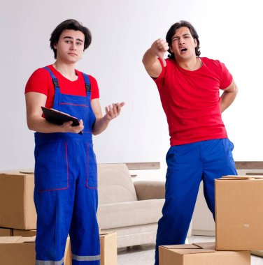 İki genç müteahhit kişisel eşyalarını taşıyor.