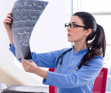 Klinikte çalışan genç bayan radyoloji uzmanı.