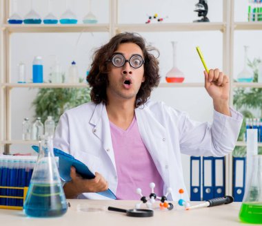 Laboratuvarda çalışan komik erkek kimyager.