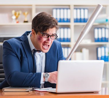 Ofisteki sinirli saldırgan iş adamı.