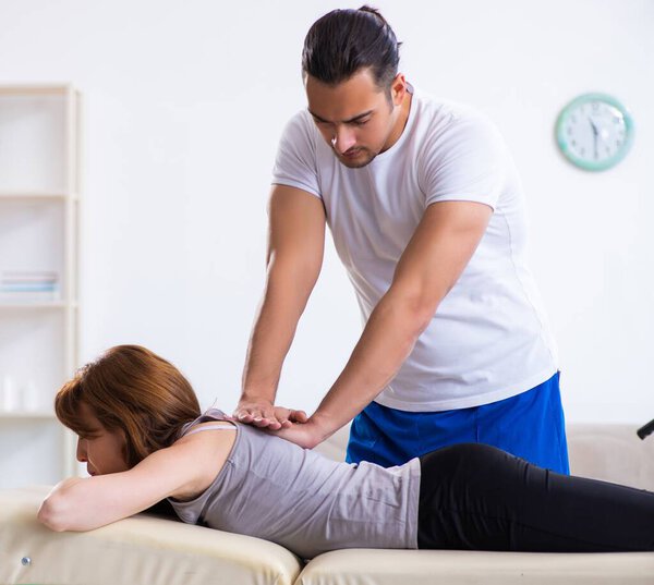 Молодая женщина, посещающая врача-физиотерапевта