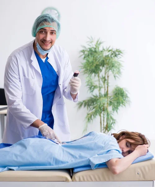 Female Patient Getting Injection Clinic — Stock Photo, Image