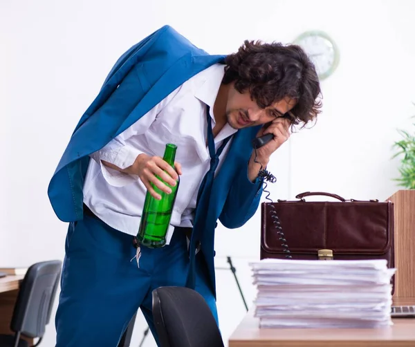 Young Drunk Employee Office — Stock Photo, Image