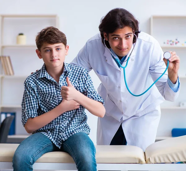 Der Männliche Arzt Untersucht Den Jungen Mit Dem Stethoskop — Stockfoto