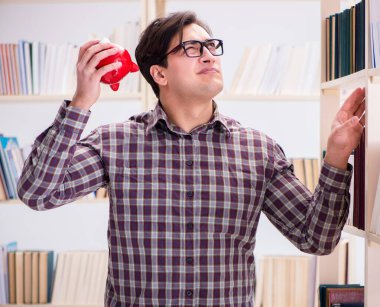 Pahalı ders kitapları konsepti içindeki genç öğrenci.