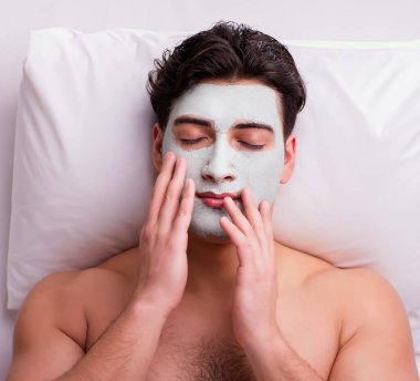 Kaplıca masajındaki yakışıklı adam.