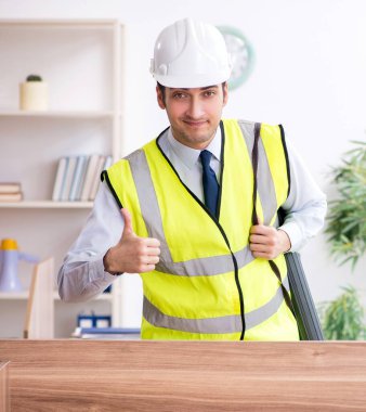 Ofiste çalışan genç erkek mimar.