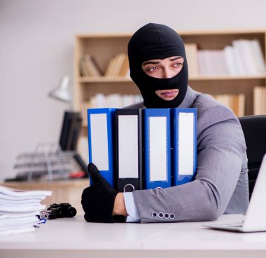 Ofisinde kar maskesi olan bir iş adamı.