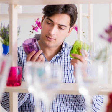 Genç yakışıklı adam dükkandan alışveriş yapıyor.