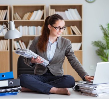 Ofisteki masada oturan kızgın iş kadını.