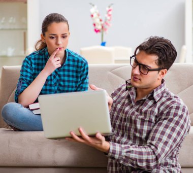 Üniversite sınavlarına hazırlanan öğrenciler