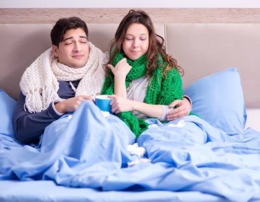 Hasta karı ve koca evde yatıyor.