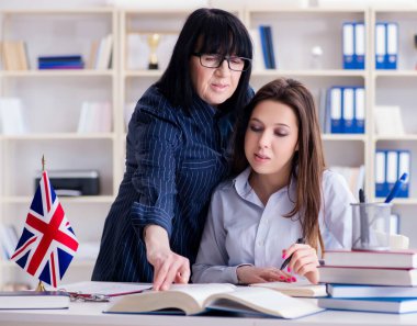 İngilizce dersi sırasında genç yabancı öğrenci.