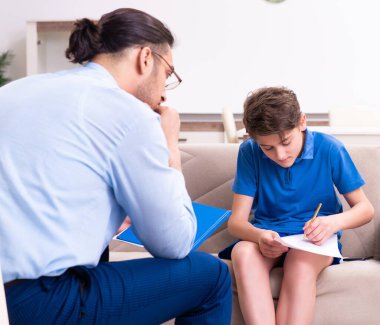 İnternet bağımlısı çocuk erkek doktoru ziyaret ediyor.