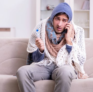 Evde acı çeken genç adam.