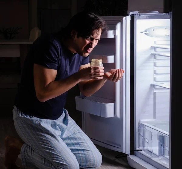 Muž Porušuje Dietu Noci Ledničky — Stock fotografie