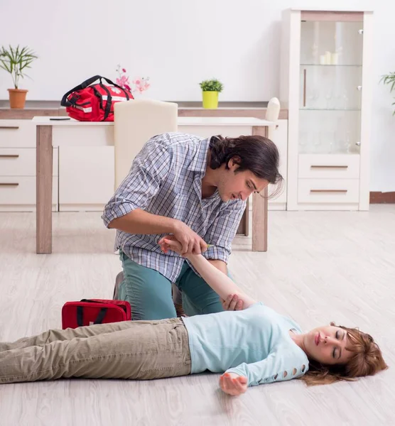 Young Couple First Aid Concept Home — Stock Photo, Image