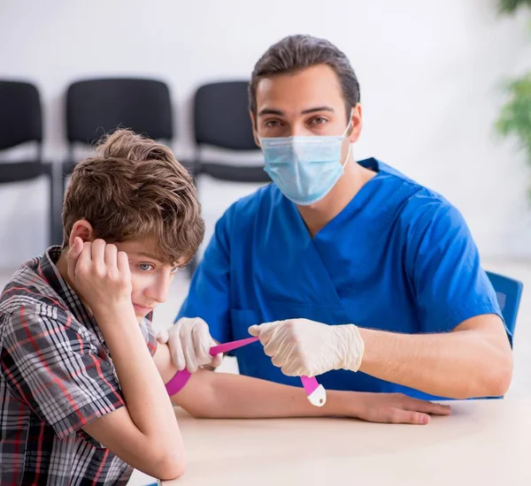 Mladý Chlapec Navštívil Doktora Nemocnici — Stock fotografie