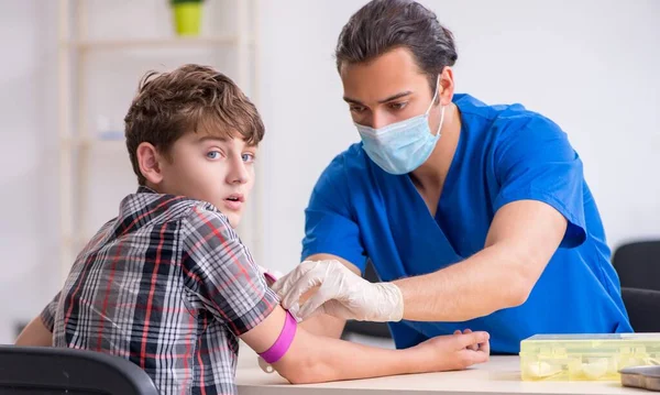 Genç Çocuk Hastanede Doktoru Ziyaret Ediyor — Stok fotoğraf