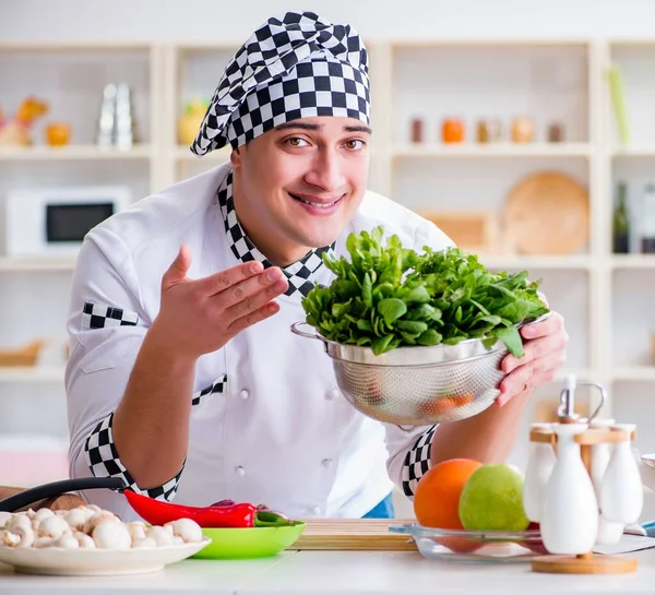 Den Unga Manliga Kocken Som Arbetar Köket — Stockfoto