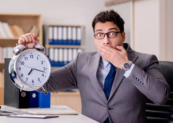 時計を持っているビジネスマンは期限を満たさない — ストック写真
