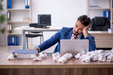 Beyin fırtınası konseptinde genç işadamı